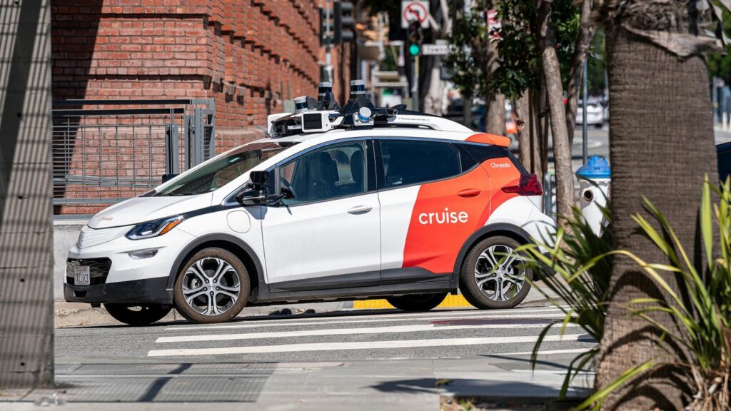 Un robot Taxi Cruise immobilise une femme renversée par une autre voiture