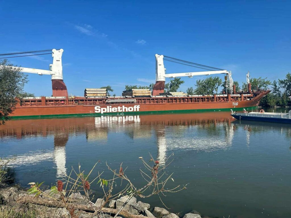 Kahnawake : le navire échoué a repris sa route