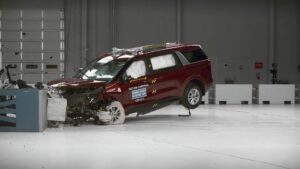L’IIHS révèle des résultats décevants pour la sécurité des passagers arrière dans les fourgonnettes