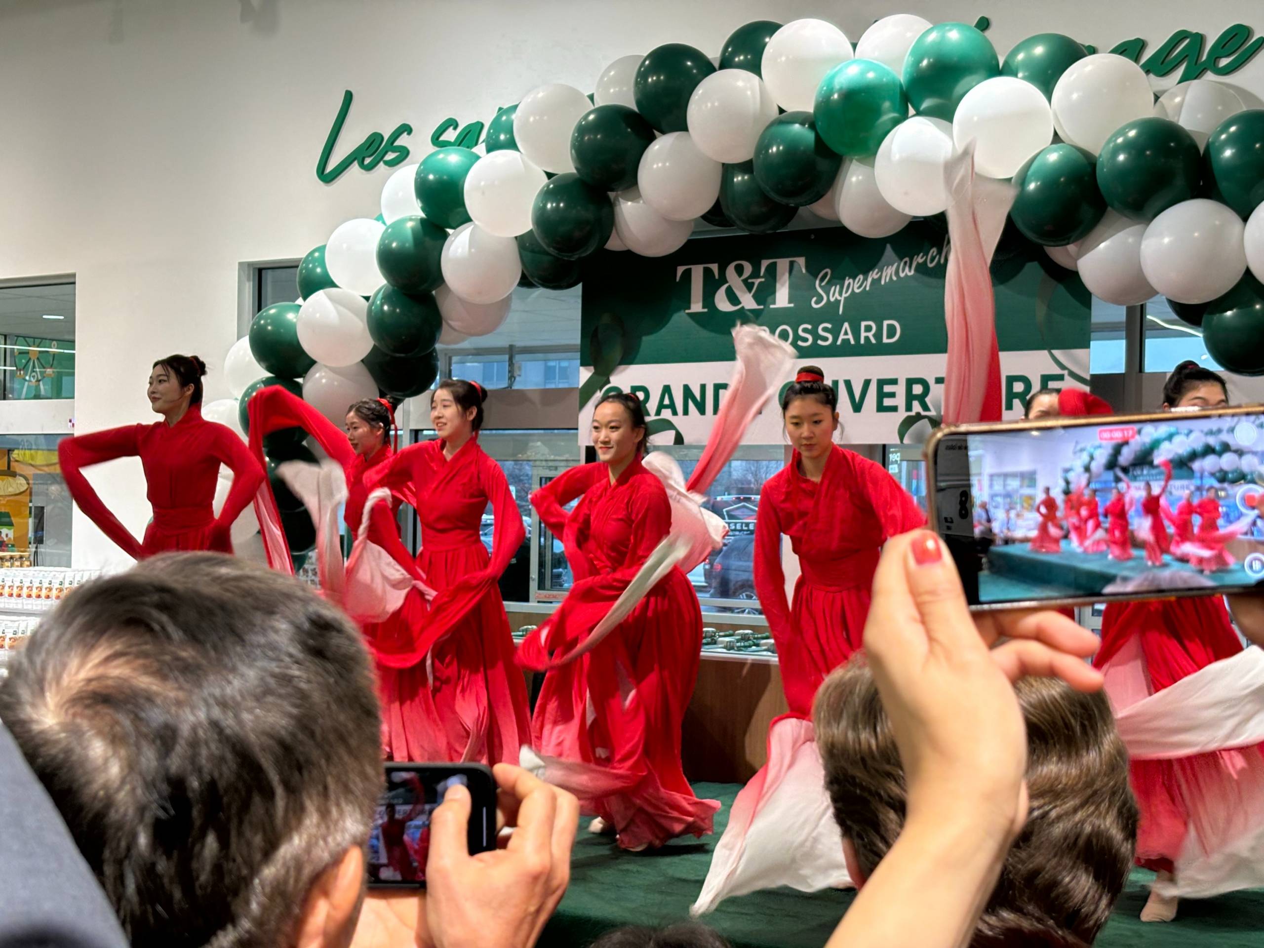 Atmosphère de fête pour l’ouverture du T&T à Brossard
