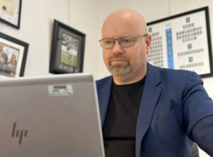 Fermeture du centre de tri Amazon : Ian Lafrenière organise un salon de l’emploi