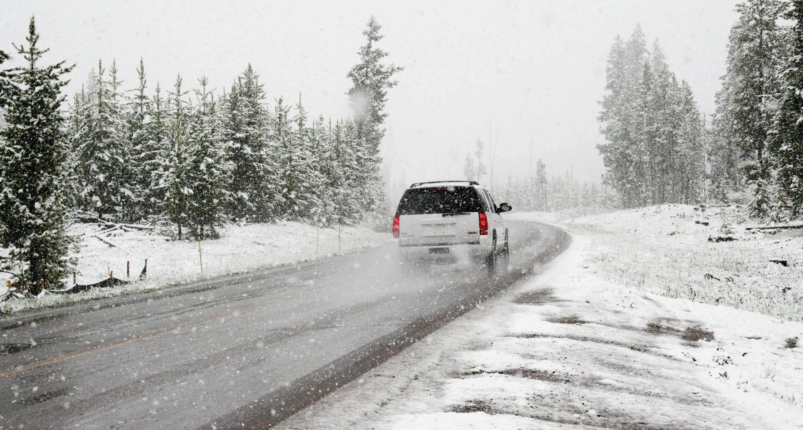 Vitres d’auto et conditions météorologiques : protégez votre pare-brise en hiver et en été