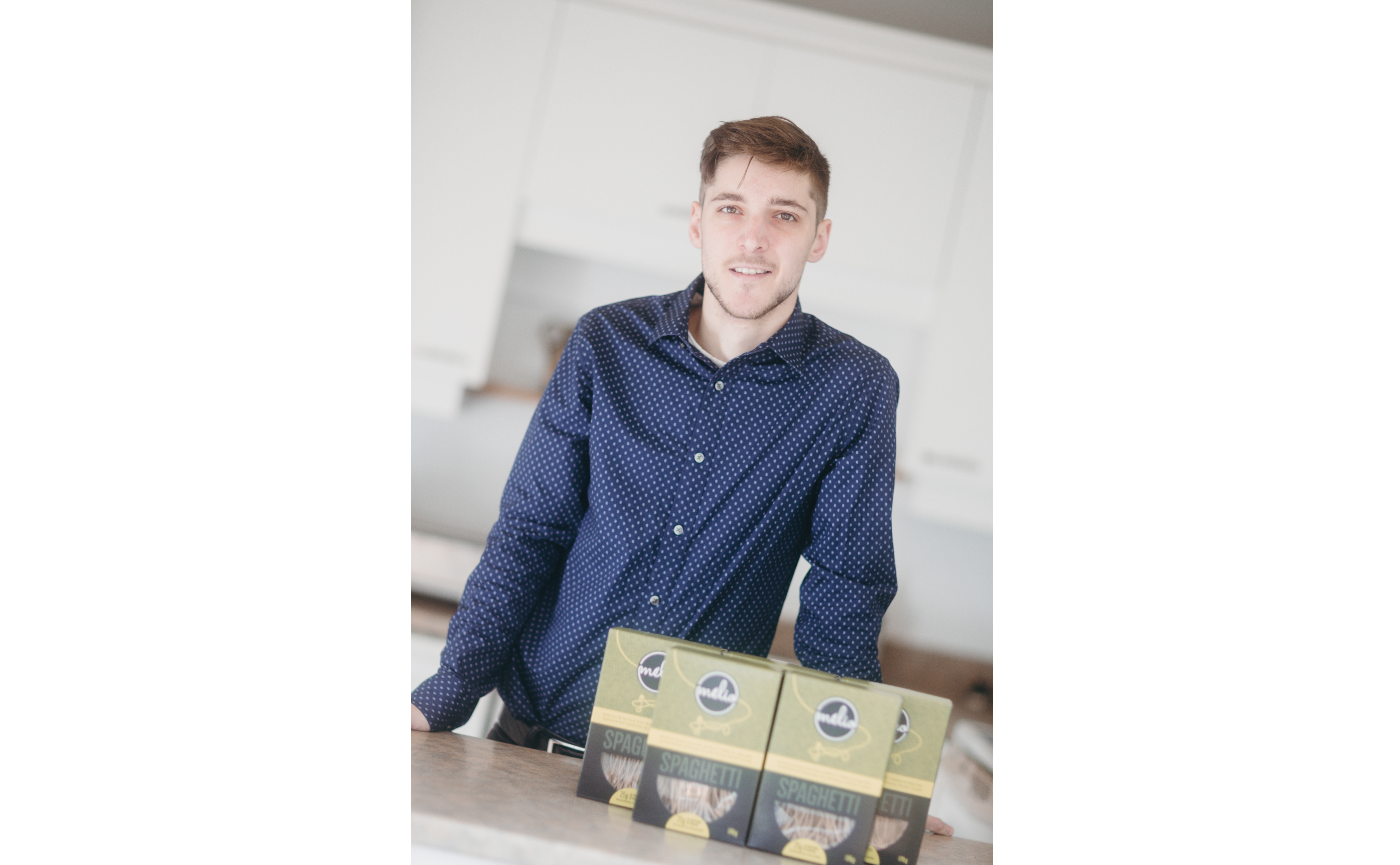 L’homme d’affaires derrière le spaghetti aux grillons