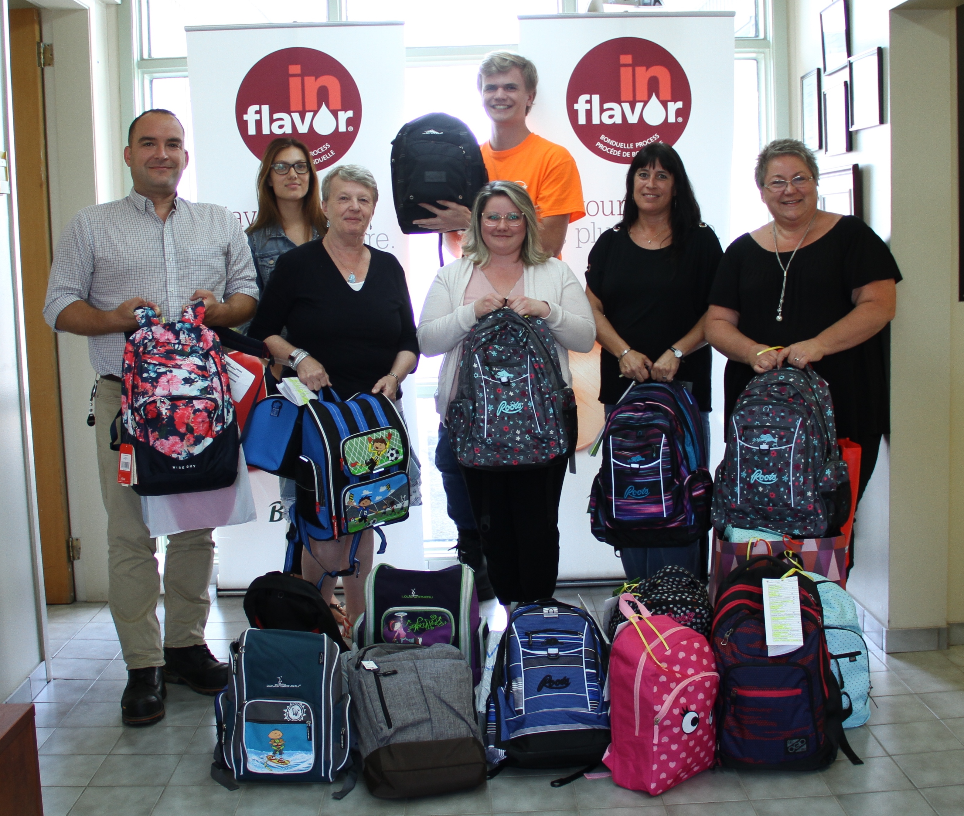 Des employés de Bonduelle aident des élèves pour la rentrée