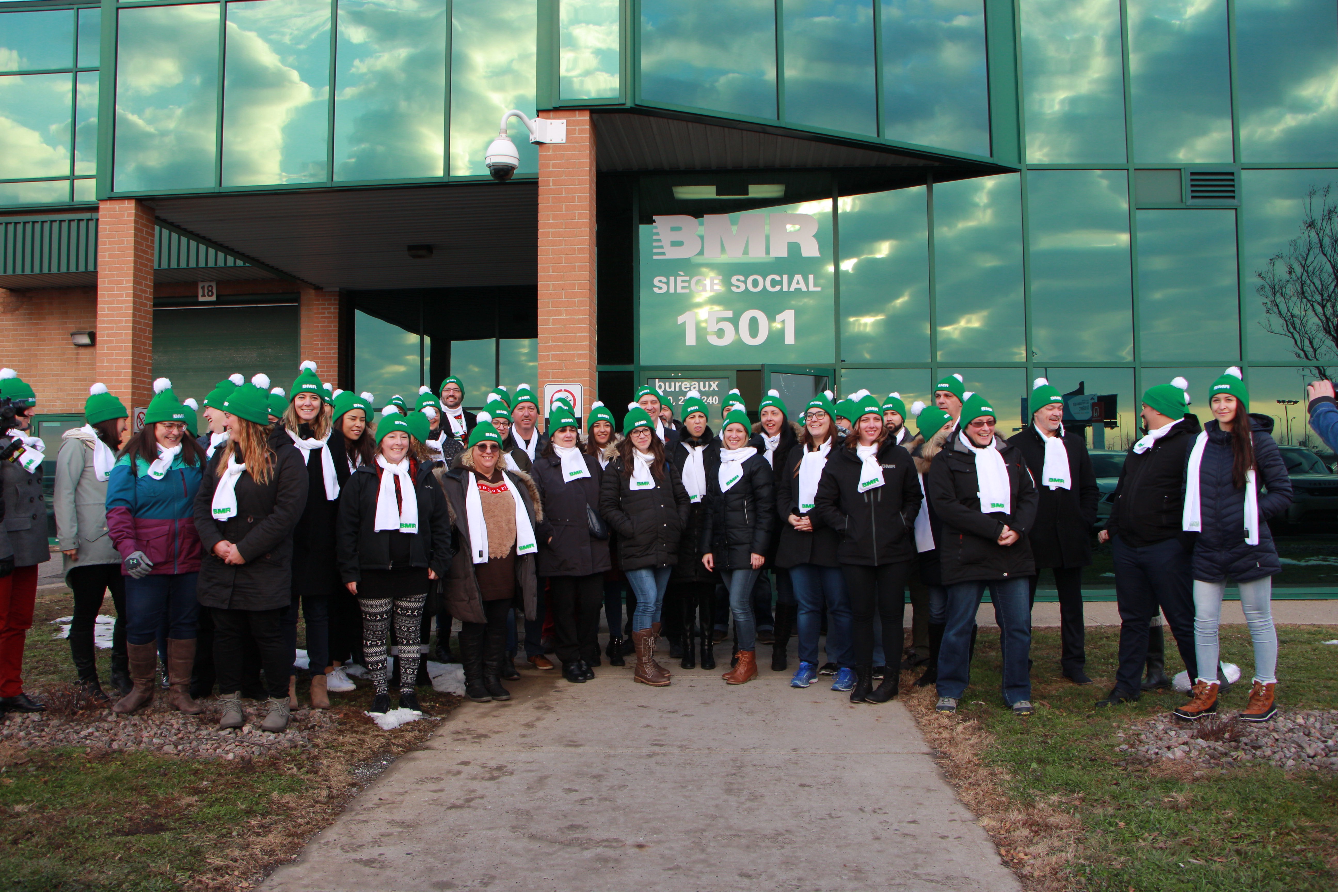 Image illustrant l'article: Groupe BMR donne plus de 300 sapins à divers organismes