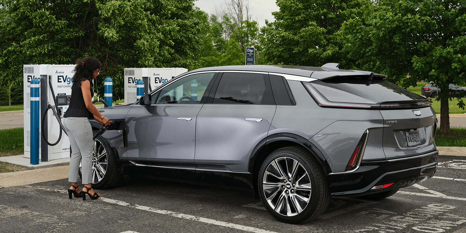 Des paiements automatisés pour le Cadillac Lyriq avec le réseau EVGO
