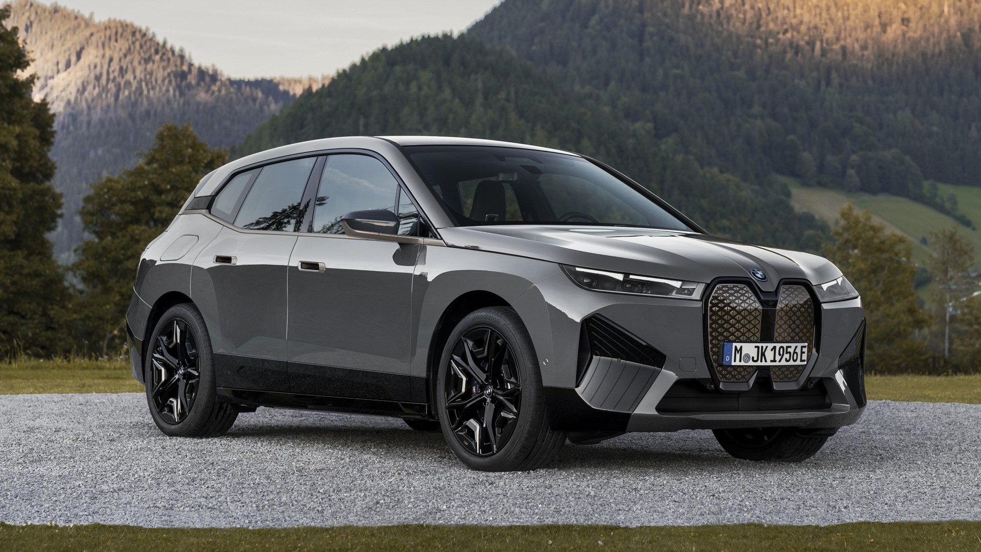 Les propriétaires de BMW iX et i4 invités à cesser de conduire leur voiture