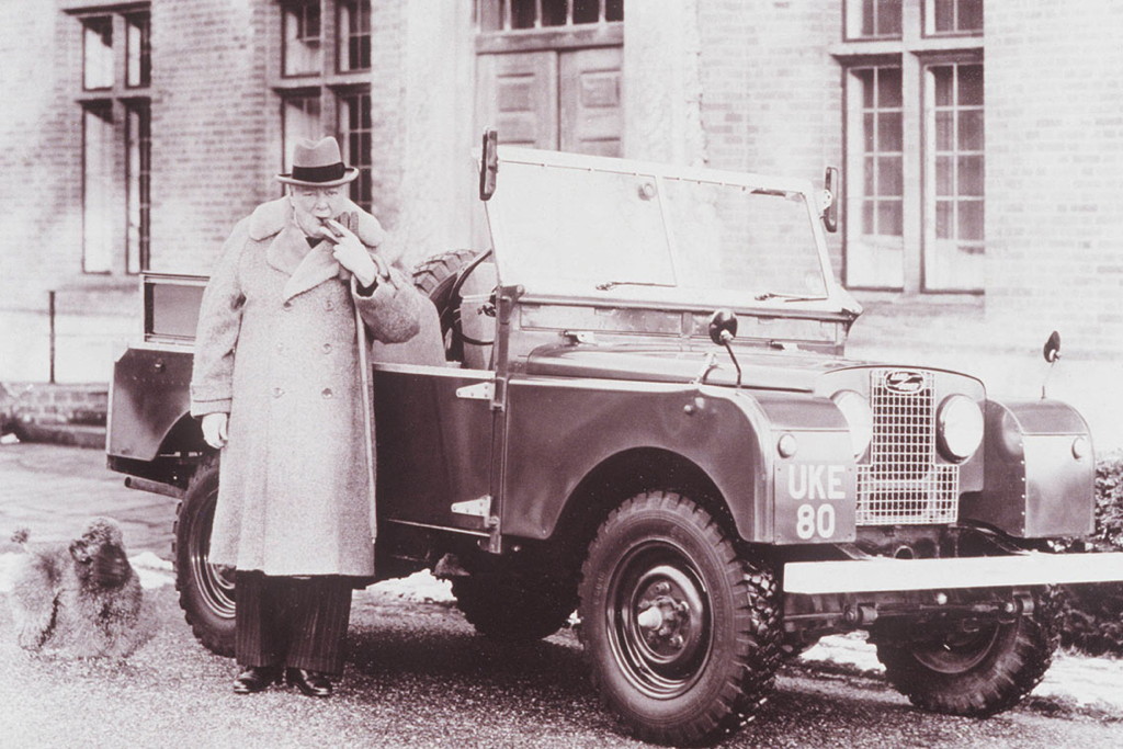 Land Rover rend hommage à Winston Churchill avec un Defender V8 classique