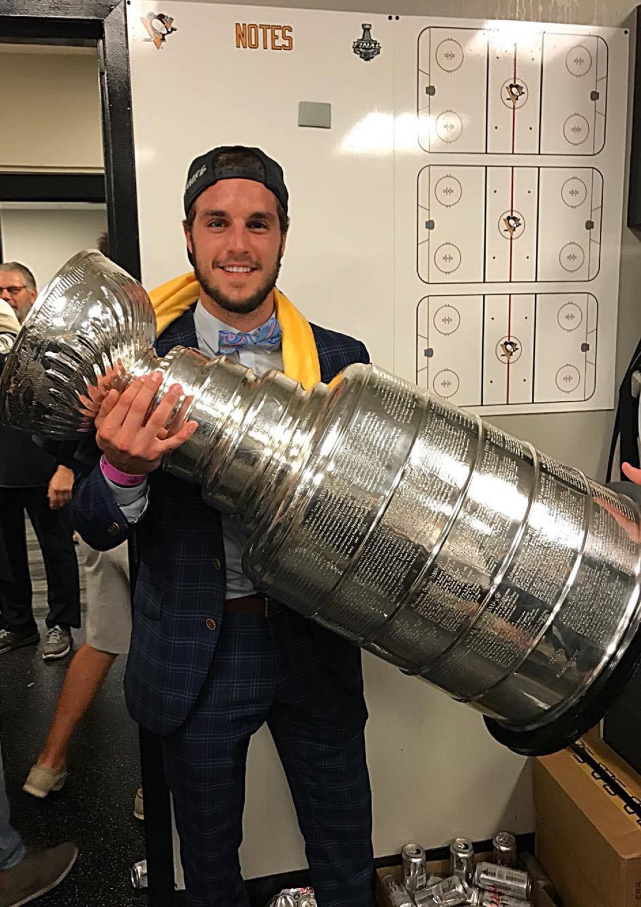 Ce barbier relève des défis et doit jouer des tours à tous ses clients!
