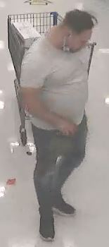 Cet homme imite à merveille les différents animaux qu’on croise sur la route!