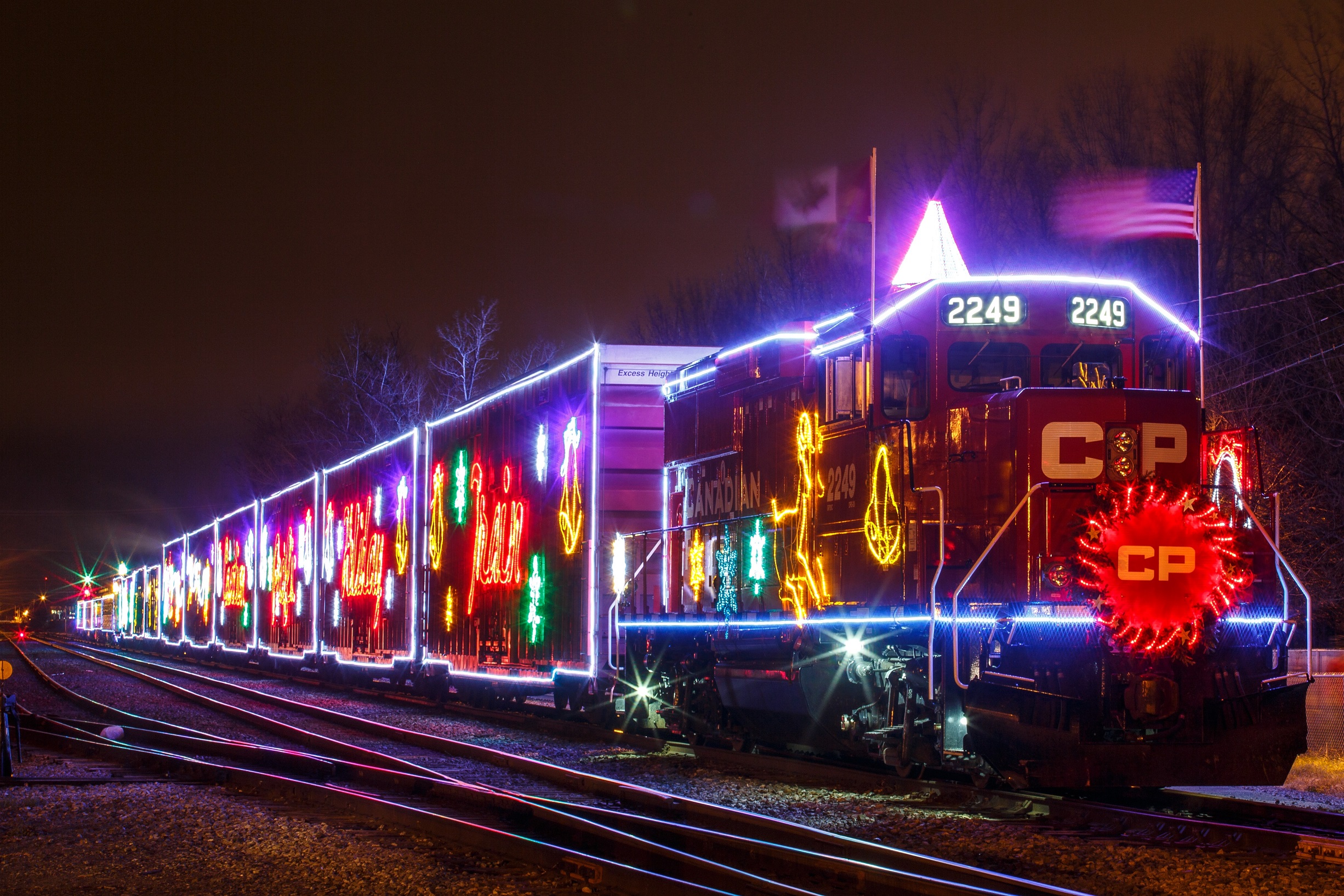 Ce kit de lampes, chargeur et radio à énergie solaire est parfait pour le camping