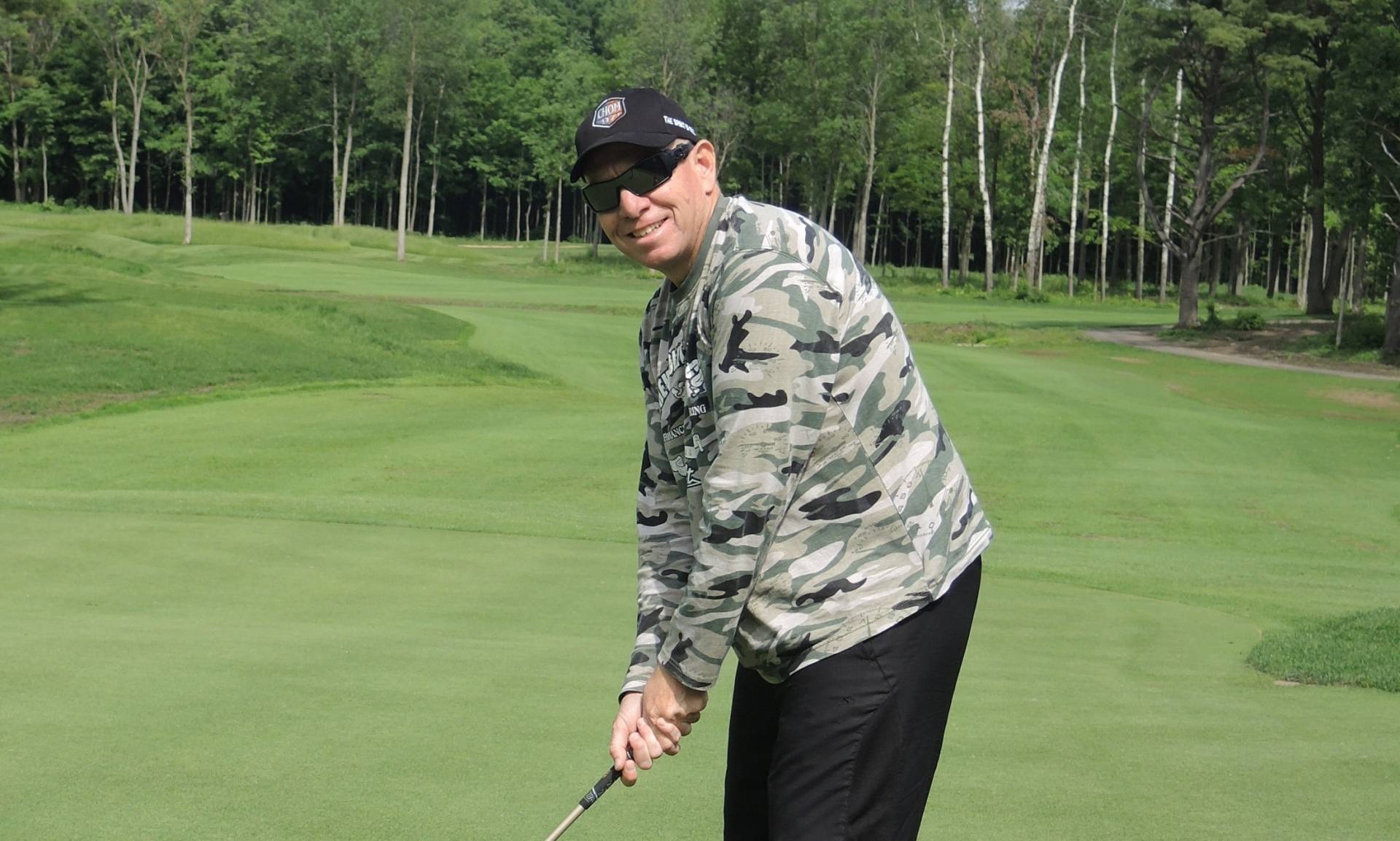 Voici comment un vilain de film d’horreur ouvre une bouteille de bière!