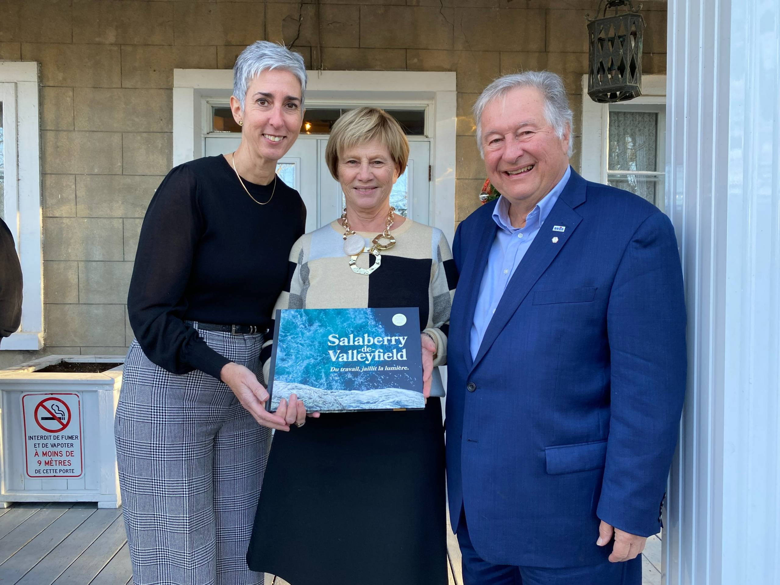 Le chien adore l&rsquo;attention des chèvres