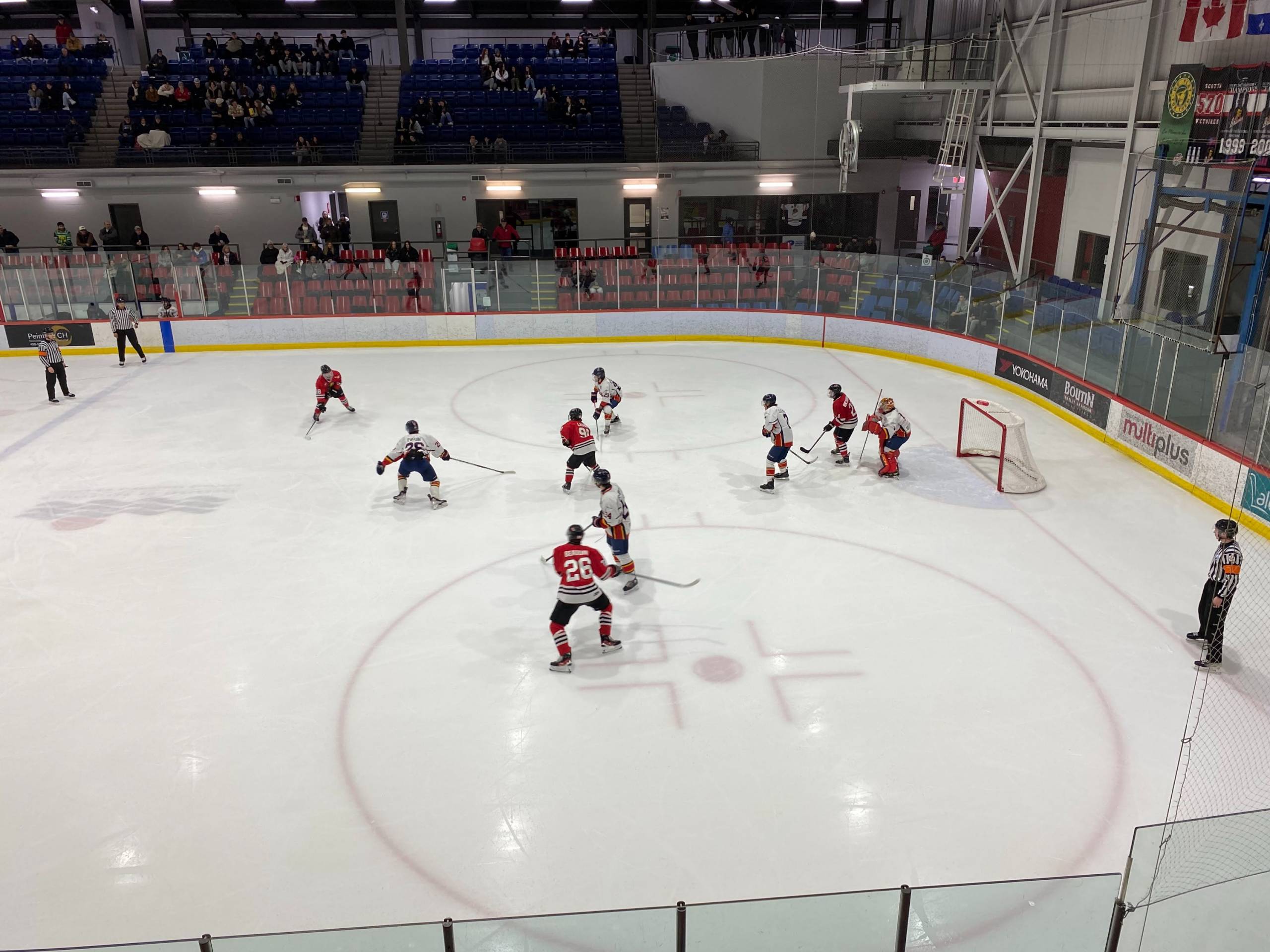 Cet aspirateur robot aspire et lave nos planchers sans avoir à lever le petit doigt
