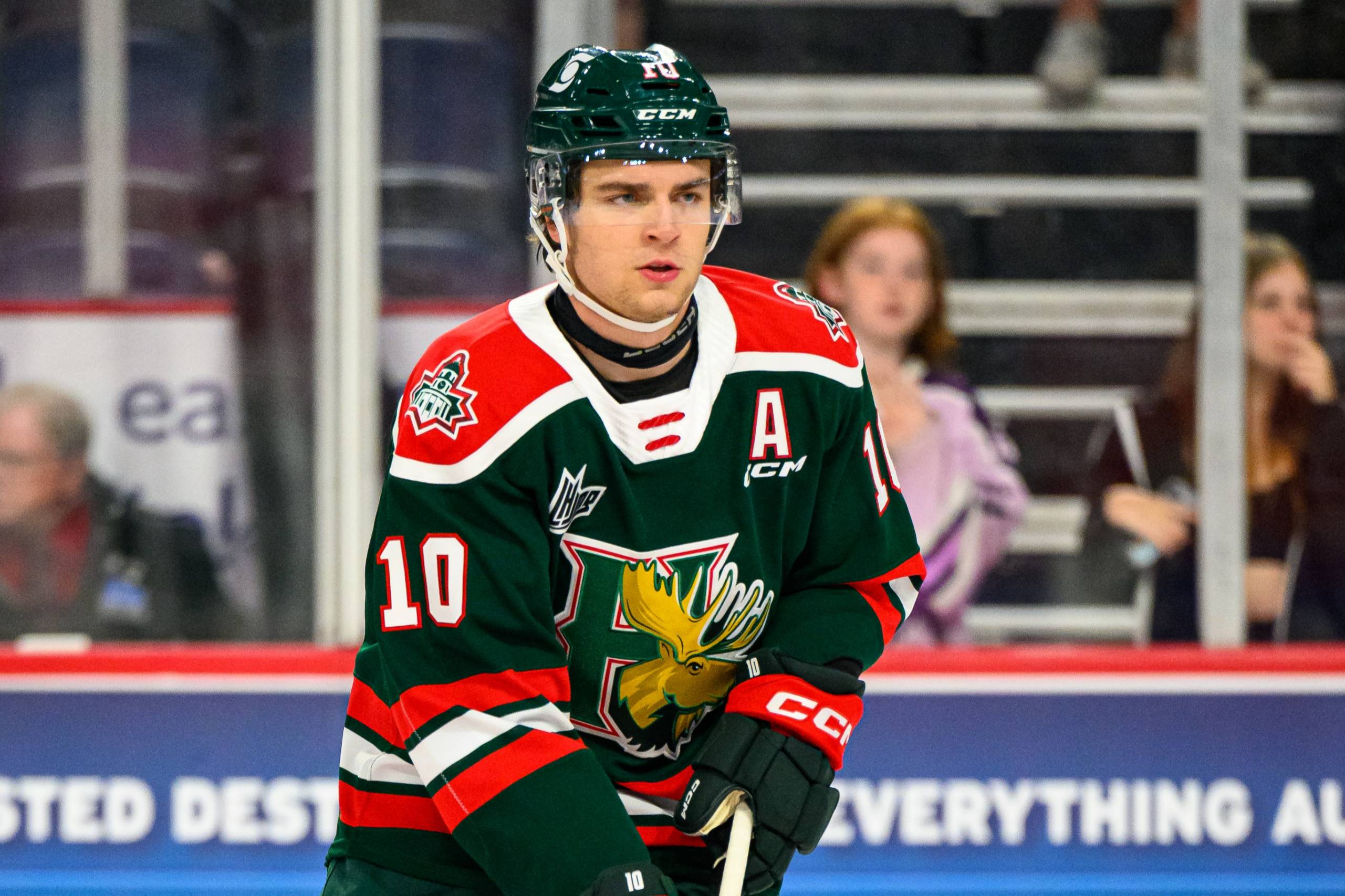 Un papa qui joue du piano à son bébé