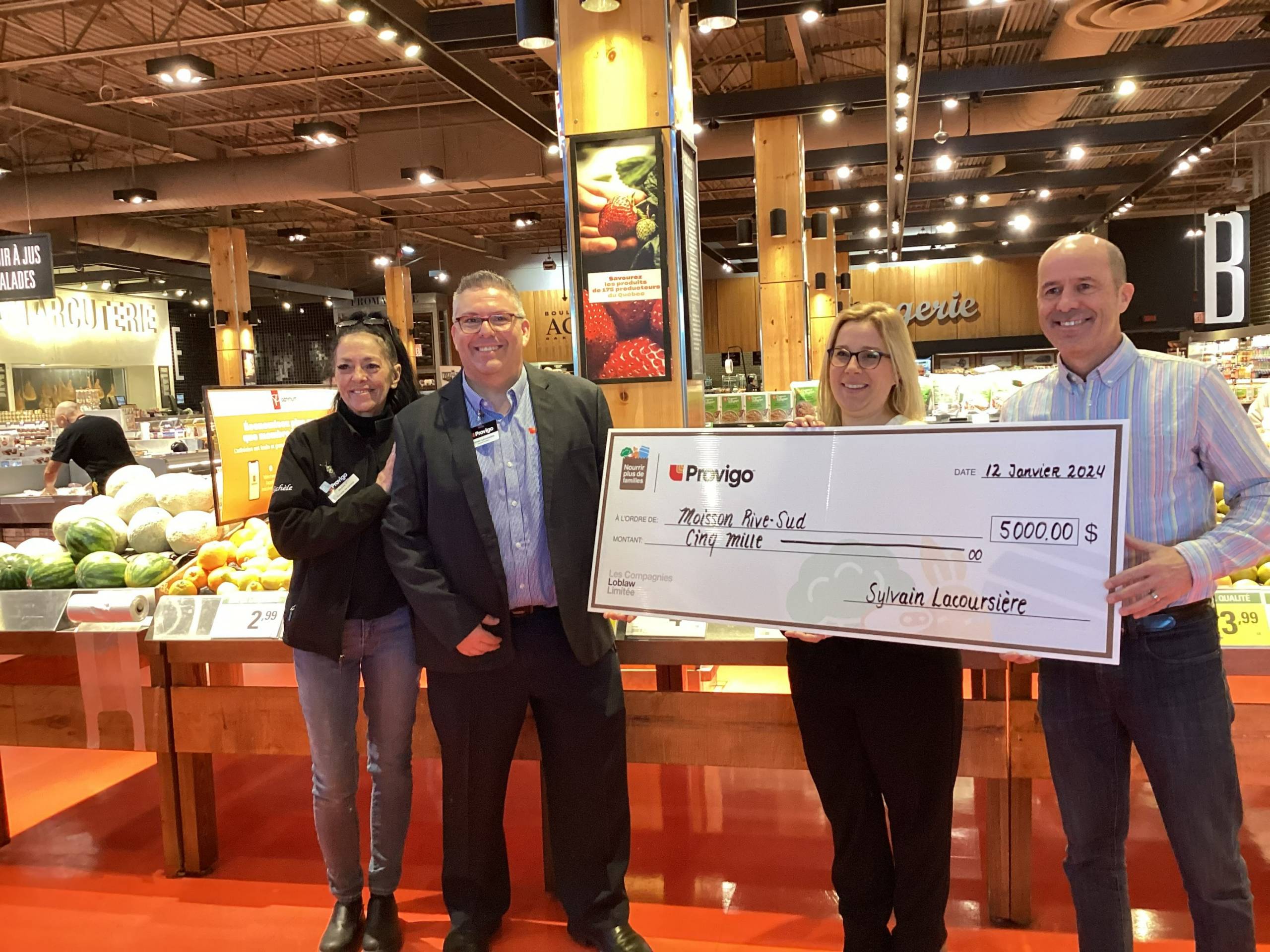 Un chien adore nager dans la mer