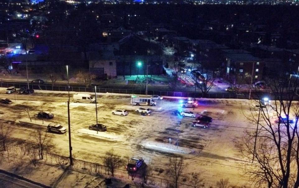 Un chien s&rsquo;enfuit avec une serviette de cuisine