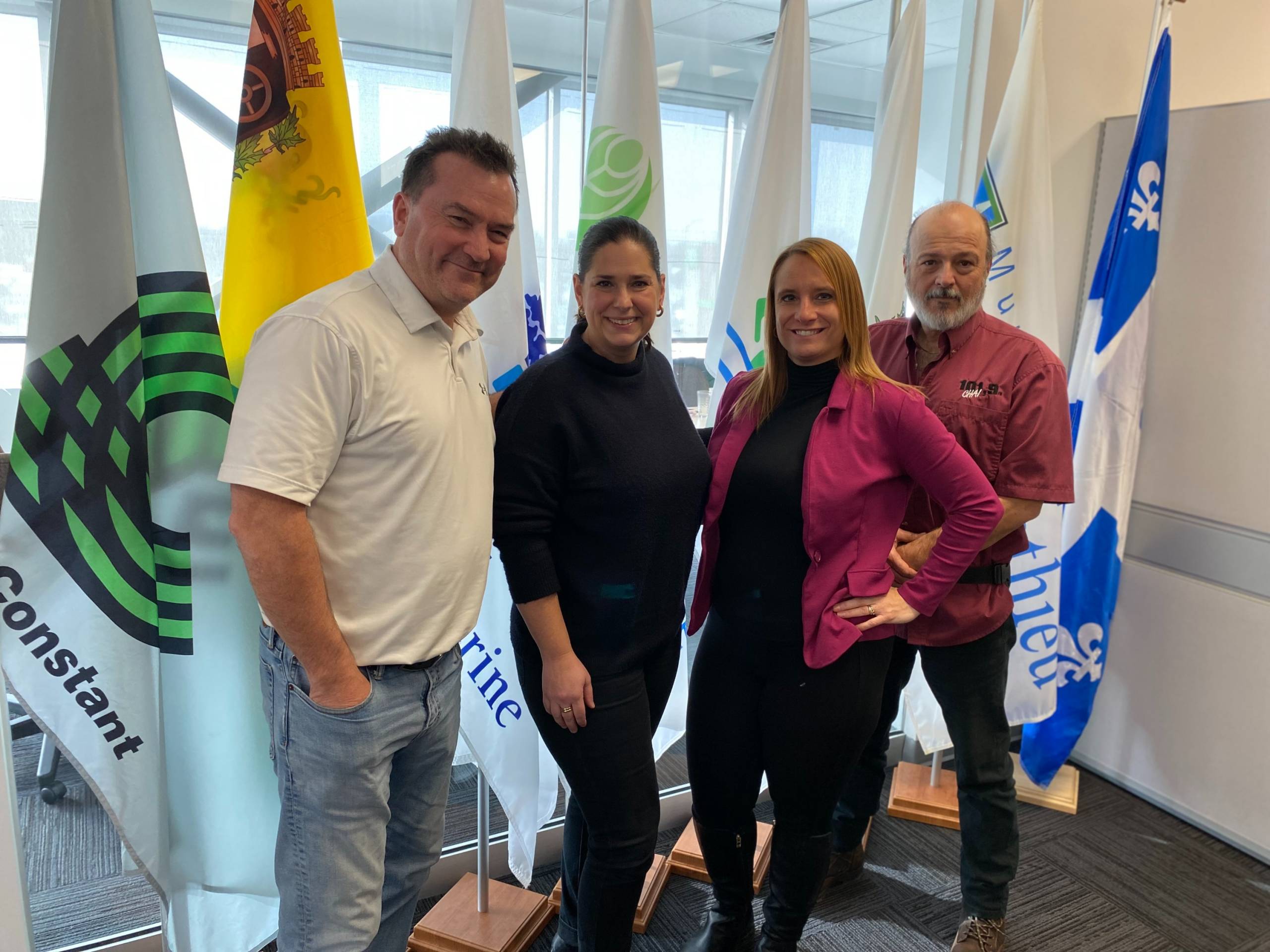 Un écureuil fait un bonhomme de neige