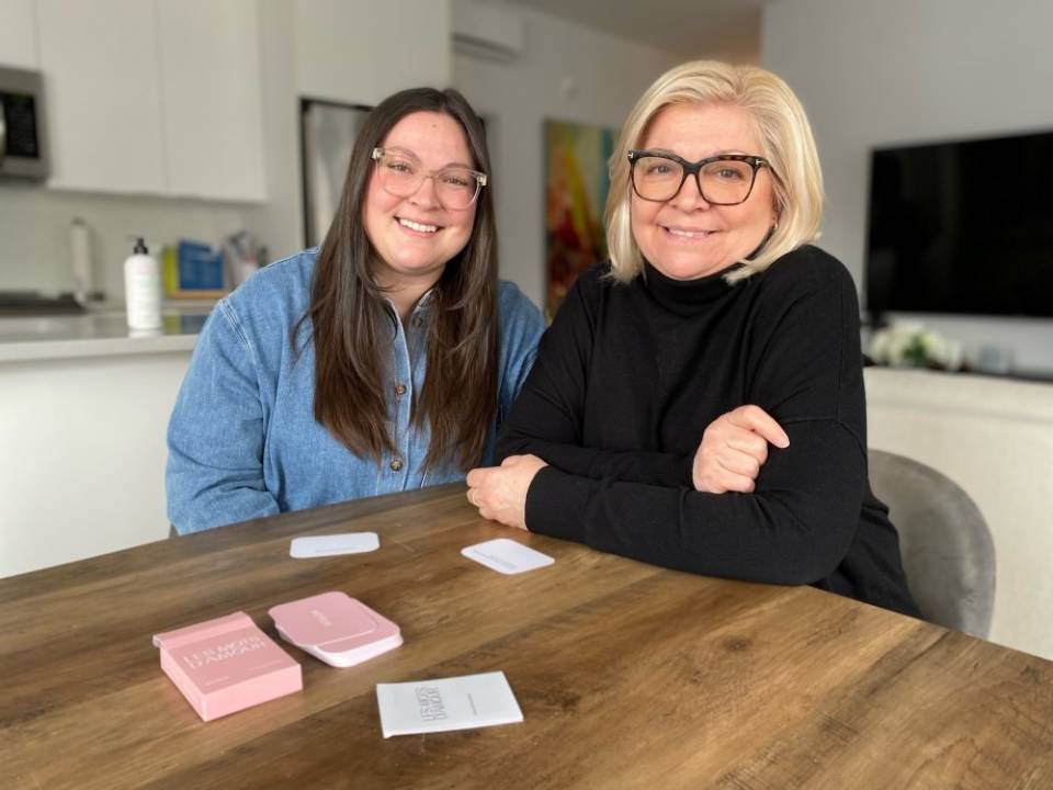 Un corbeau qui fait du snowboard