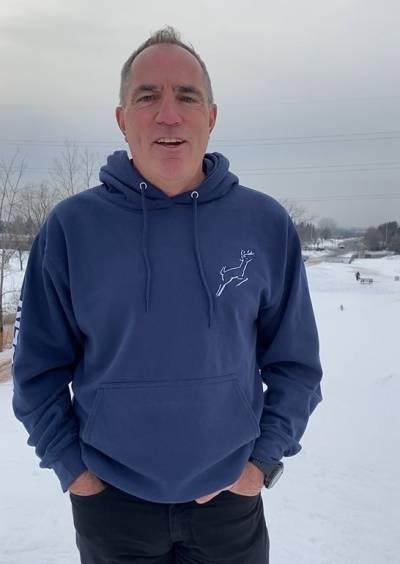 Un chat orange joue avec sa propre queue