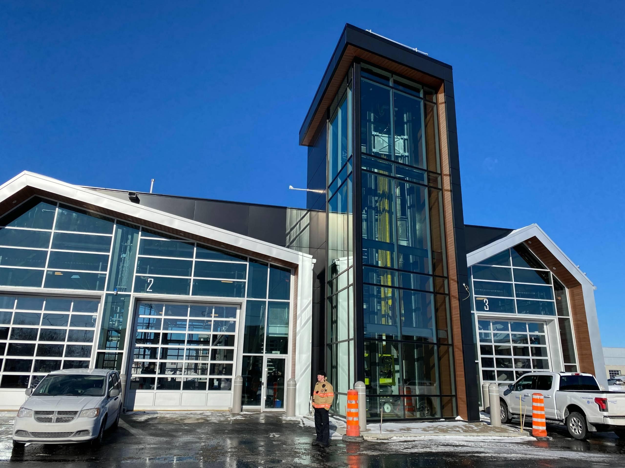 Un chien paralysé court en fauteuil roulant pour la première fois