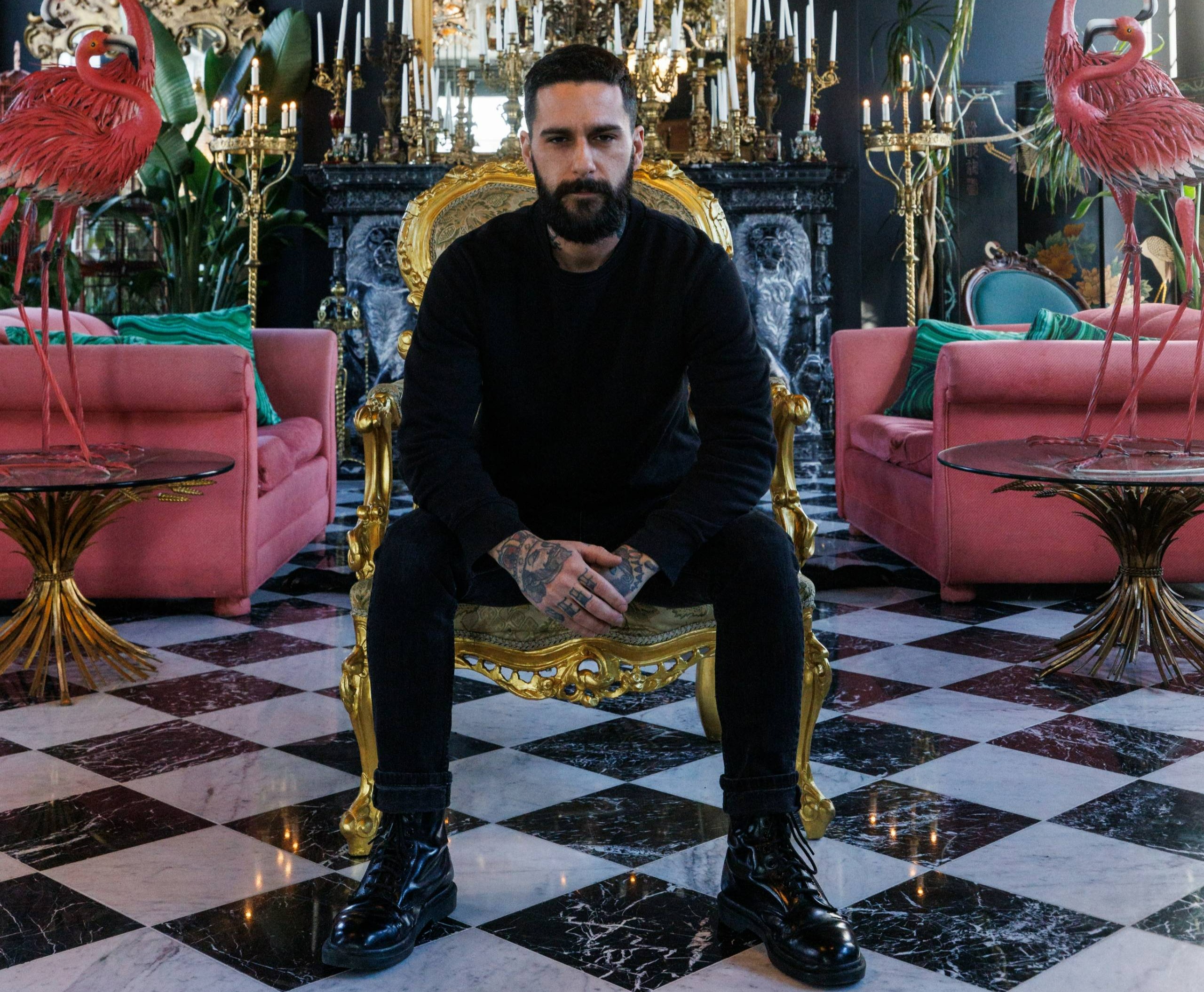 Un nouveau gars « nettoie » le talon du pneu