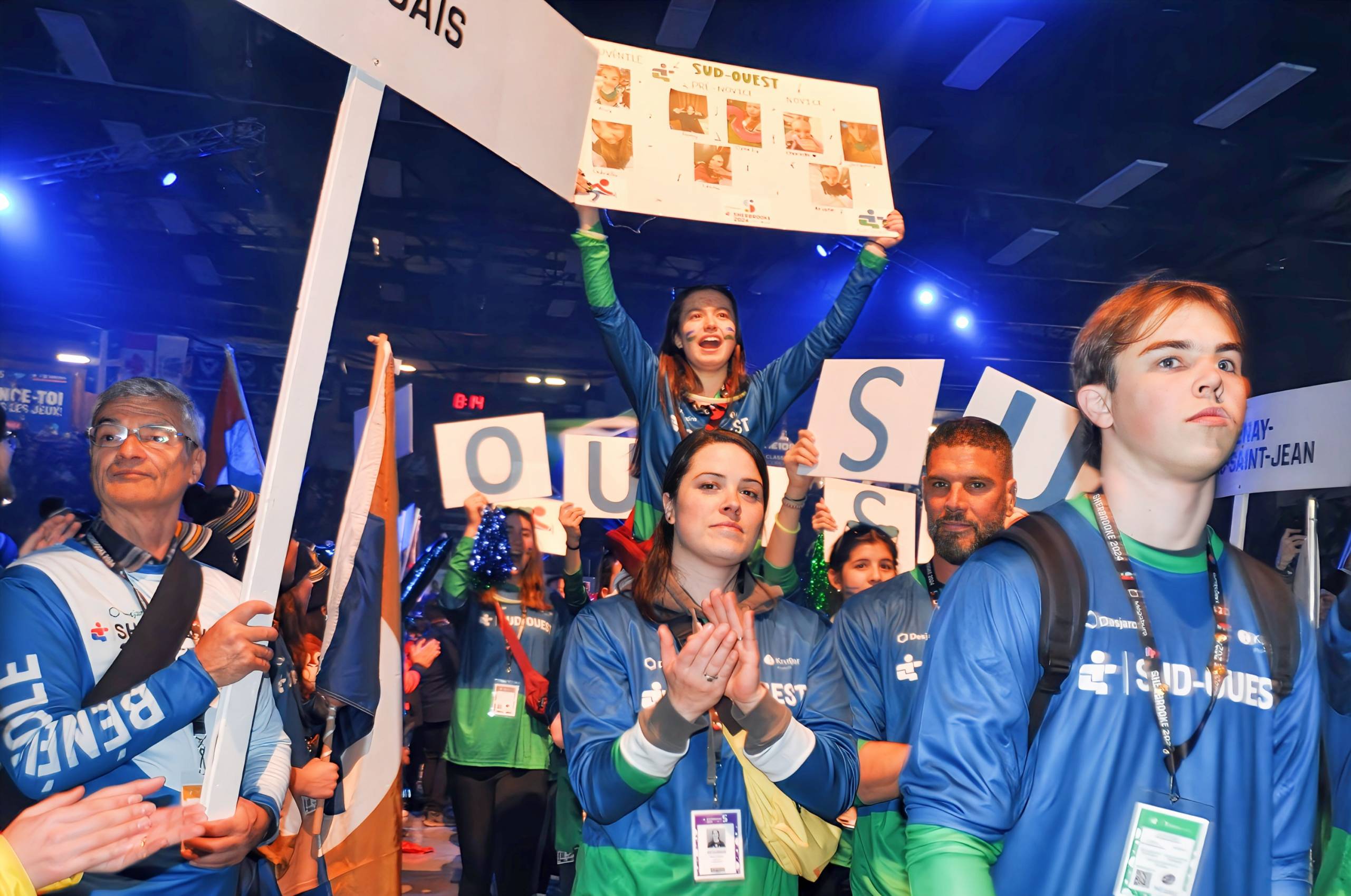 Un chat déjoué par une pile de papier