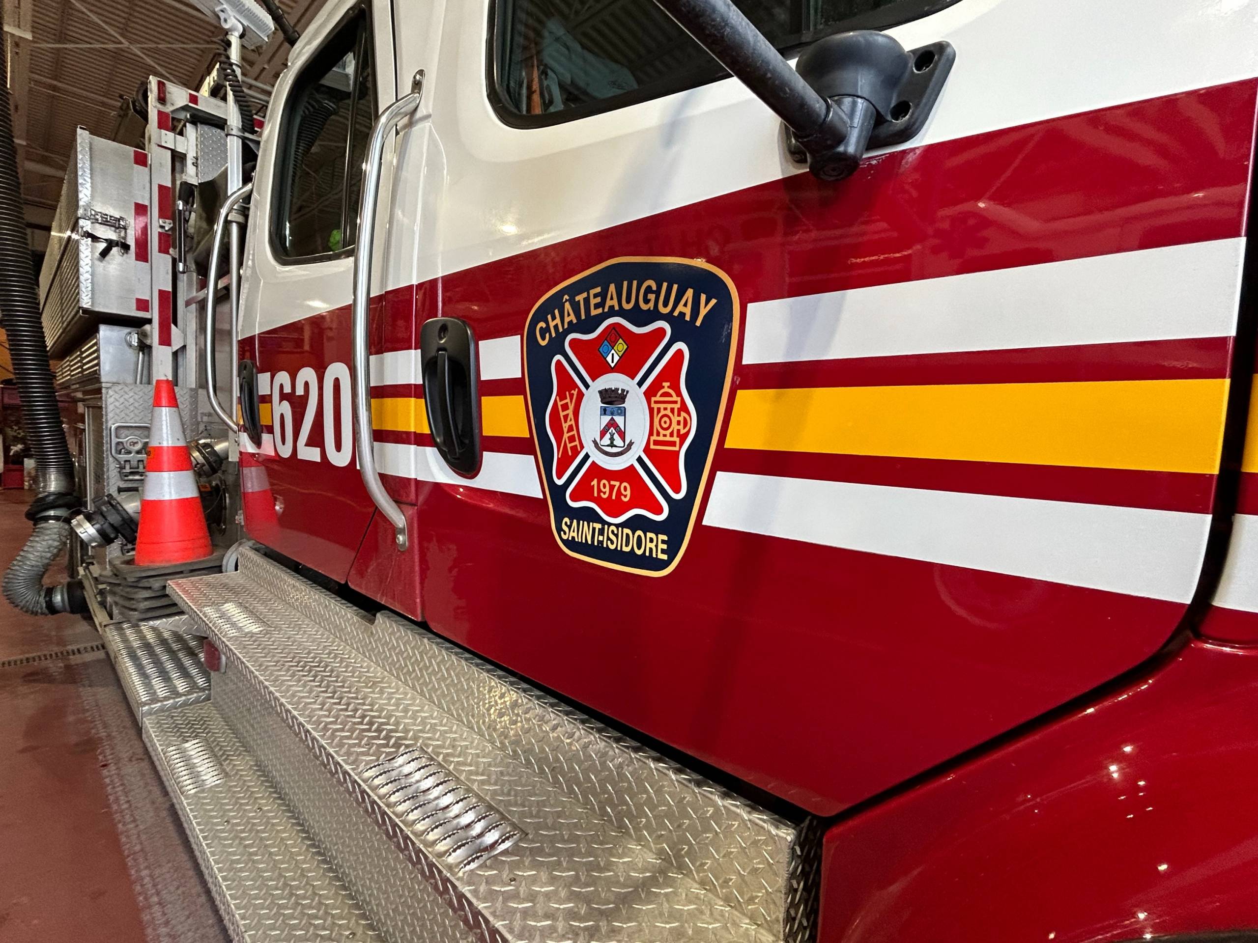 Jouer avec un bouledogue français à travers une fenêtre