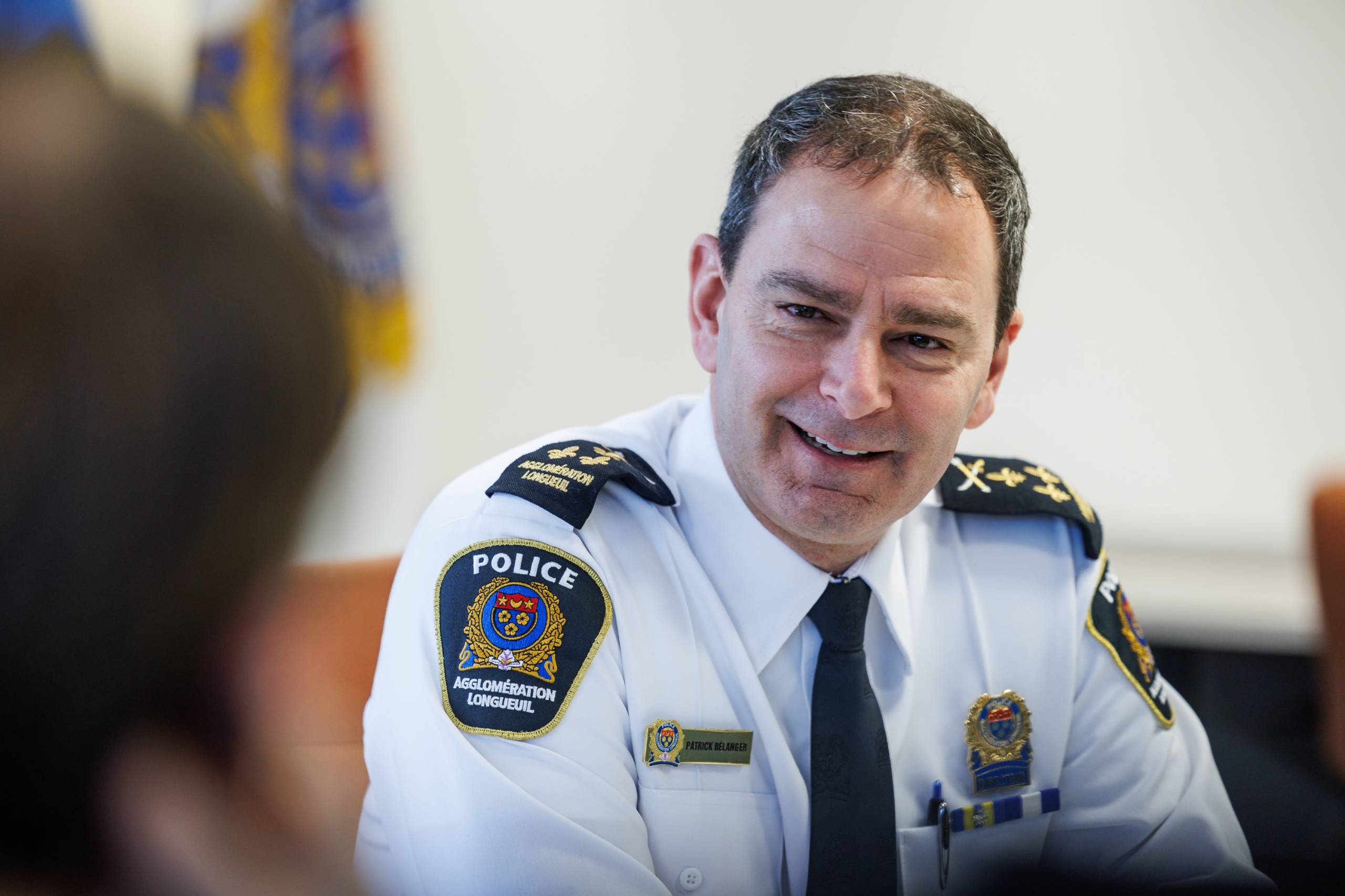 Un papa chien apprend à ses chiots à tirer à la corde