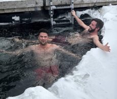 NordiQ Sauna permet une immersion dans l’eau glacée de la baie