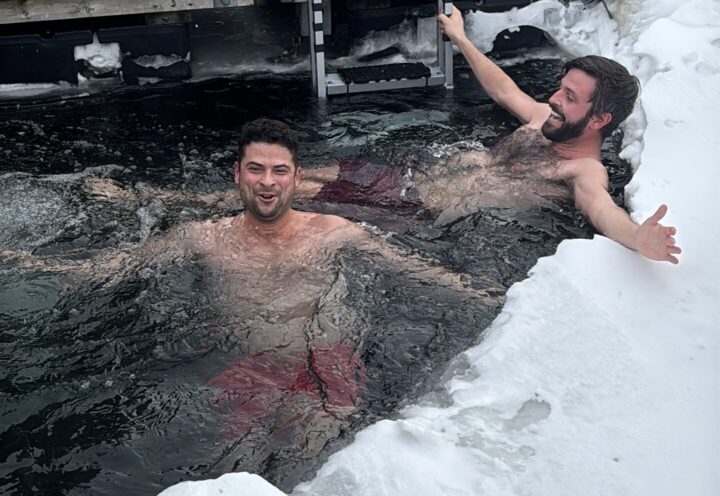 NordiQ Sauna permet une immersion dans l’eau glacée de la baie