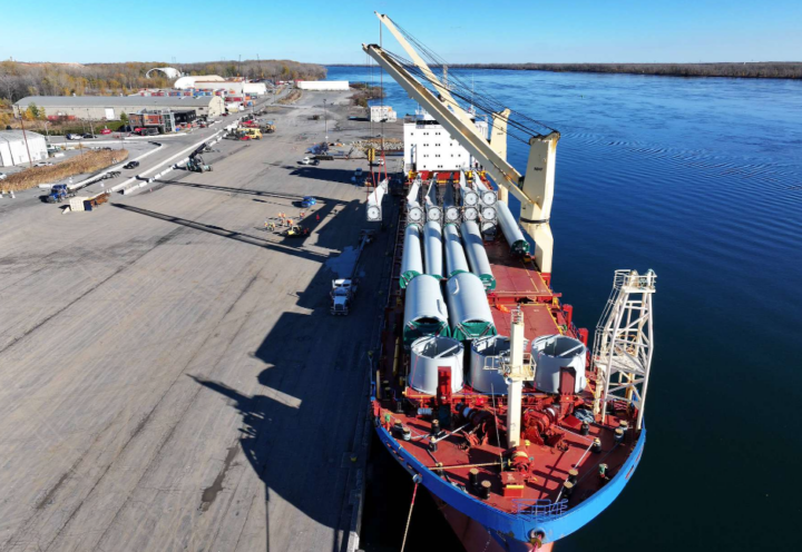 Des éoliennes en transit au port de Valleyfield